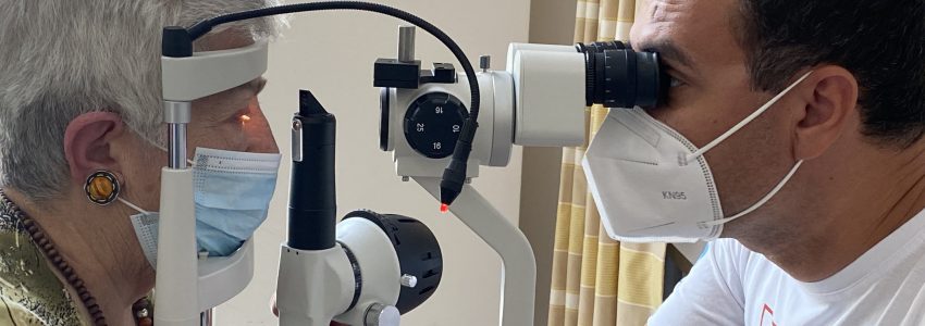 Очен преглед во Систина Офталмологија со пациентка и доктор за операцијата на катаракта.